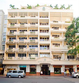 Một trong những khách sạn nổi tiếng về không gian rộng, sạch sẽ, thoáng mát được nhiều người chọn lựa cho chuyến công tác, tham quan Sài Gòn đó là khách sạn Bông Sen.